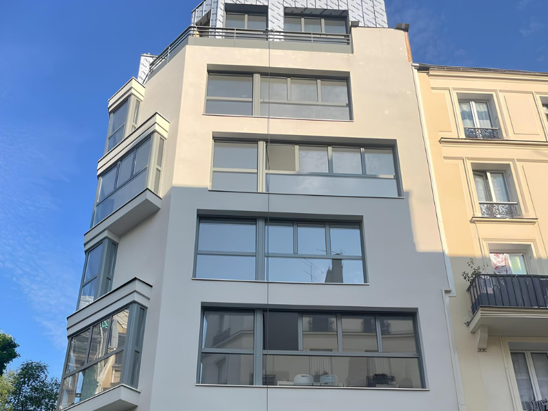 Façade d’immeuble moderne rénovée après ravalement avec finitions propres en Île-de-France