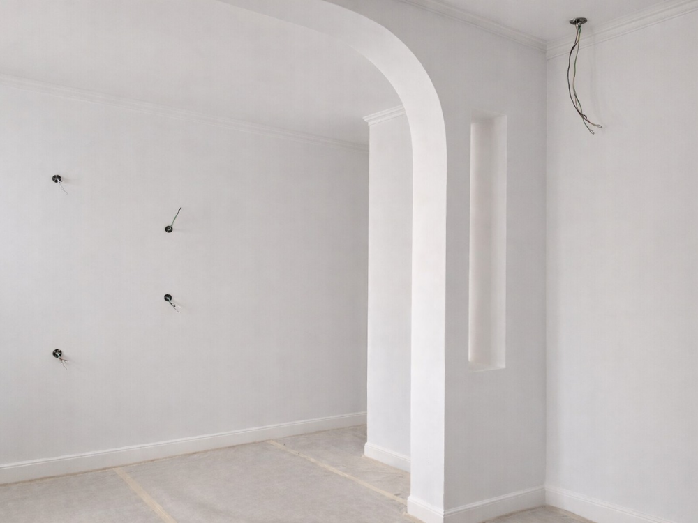 Rénovation intérieure avec peinture blanche et arche murale moderne à Goussainville